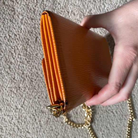Authentic Louis Vuitton Epi leather Sarah wallet on chain crossbody - Picture 3 of 8